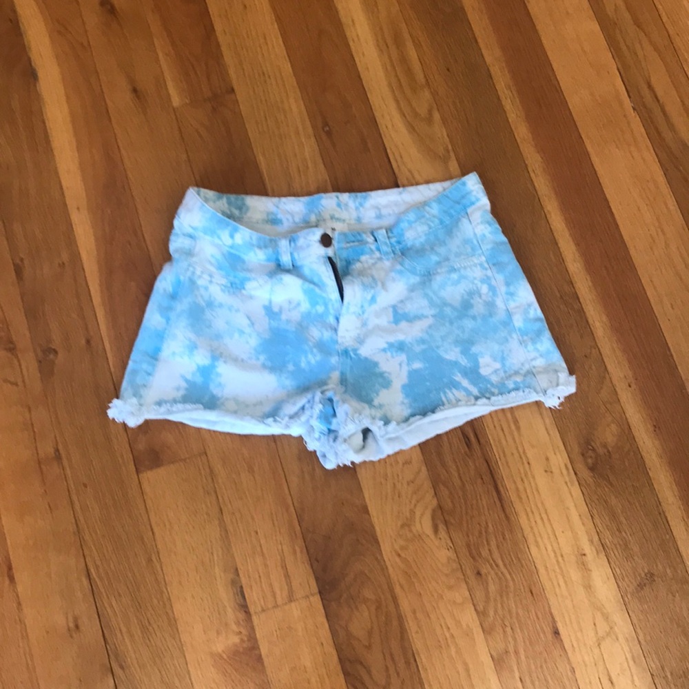 Womens light wash jean shorts. White and blue. Size medium.